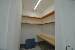 タイヤや工具置きとして使用できるインナーガレージ内の収納。