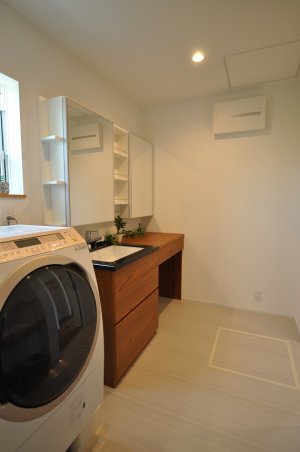 造作洗面化粧台のある脱衣室