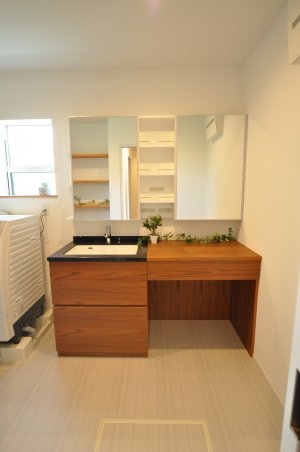 造作洗面化粧台のある脱衣室