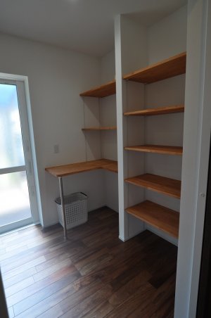 アイロン台備え付けの室内洗濯干し空間