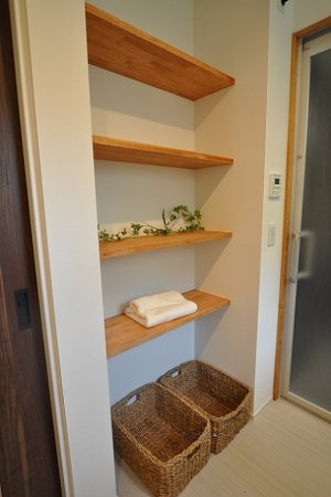 お風呂の入り口にはタオルを収納できるよう固定棚を設置