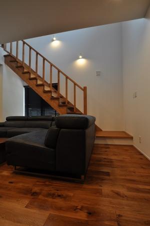 開放感あふれるストリップ階段