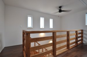 格子てすりで開放的な二階踊り場