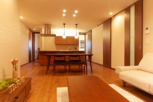 トーヨーキッチン、ハイタイプ建具を使用したLDK