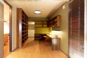 造作本棚、造作机のある書斎