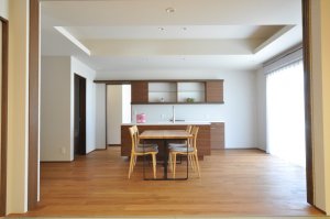 造作家具、造作シンク、折り上げ天井のある応接室