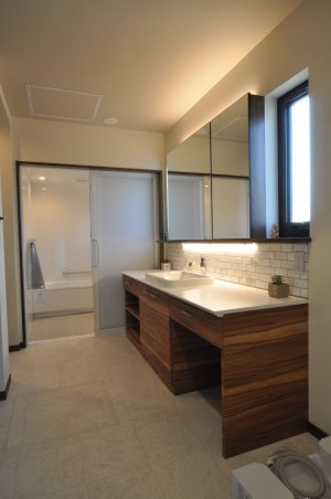 造作洗面化粧台のある脱衣室