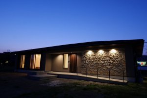 やわらかな間接照明で夜空に映える雰囲気を演出