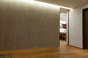 間接照明とタイルの玄関ホール