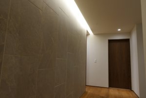 間接照明とタイルの玄関ホール