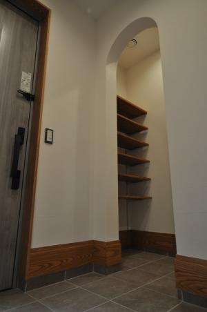 玄関横にあるシューズクローク