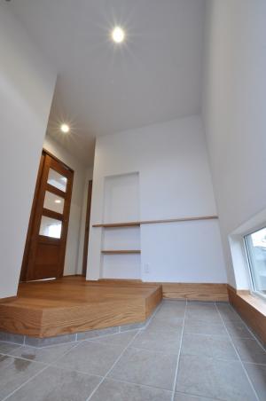 飾り棚のある玄関