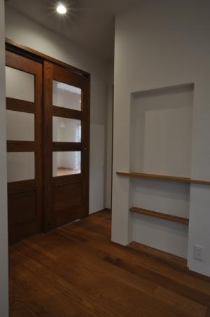 飾り棚のある玄関ホール