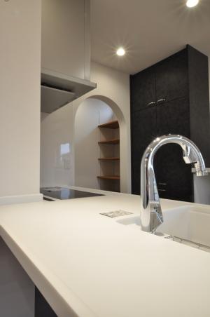 キッチン横のパントリーには可動棚を設置