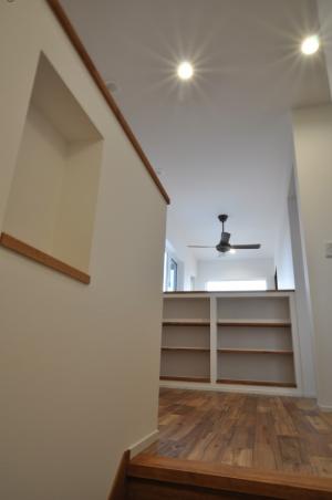 ２階ホールの腰壁に本棚