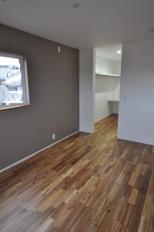 寝室につながるウォークインクローゼット