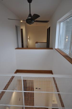 「すのこ通路」の横は開放的な吹抜け