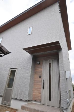 グレーを基調とした外観（外構未完成）