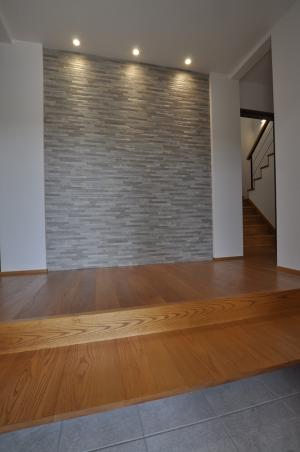 アクセント壁・式台板のある大きな玄関ホール