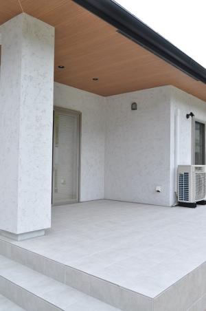 大きく張り出した庇。「そとん壁」