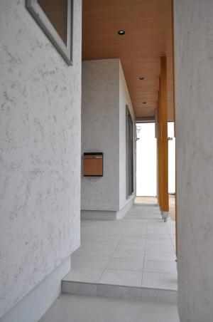 大きく張り出した庇。「そとん壁」