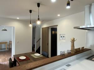 寝室・階段・脱衣室に繋がるダイニングキッチン