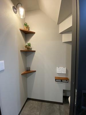 トイレのコーナーを活用した飾り棚