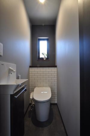 腰壁のあるトイレ