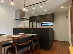 腰板のあるダイニングキッチン