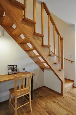 階段下にも造作机を設置