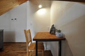 階段下にも造作机を設置