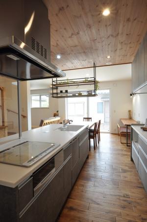 天井板のあるキッチン