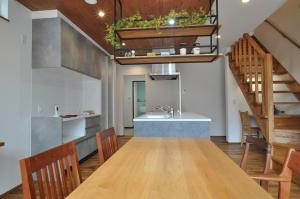 キッチンにつながるダイニングテーブル