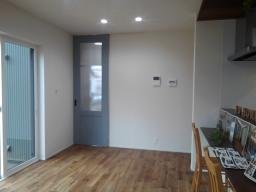 差し色ドアのあるダイニングキッチン