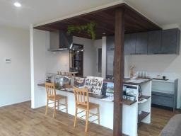 天井板と対面カウンターのあるダイニングキッチン