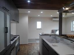 天井板のあるキッチン