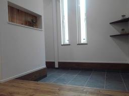 飾り棚のある玄関