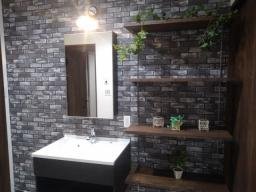 可動棚のあるゆったりした脱衣室