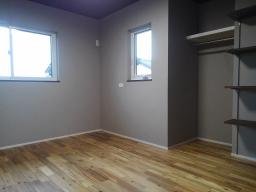 落ち着いたデザインの寝室