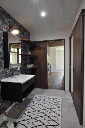 可動棚のあるゆったりした脱衣室