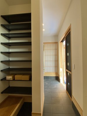 家族玄関に造り付けのシューズクローク