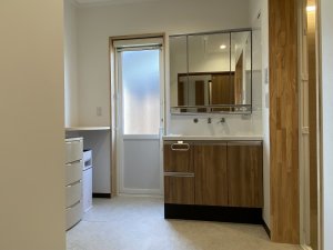 勝手口ドアから光が差し込みます