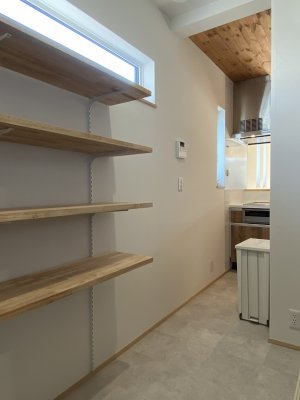 ﾊﾟﾝﾄﾘｰとしても使える収納スペース