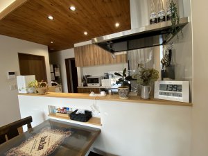 天井に板を配し素敵なキッチンスペース