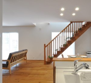 リビング階段をササラ階段にすることで解放感を損なわない