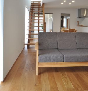 オークのフロアを採用したリビング