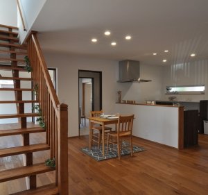 階段から降りると家族と顔を合わせることができるLDK