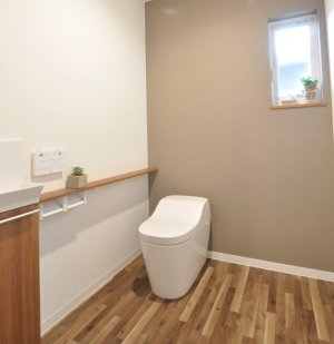 将来の介護補助などを想定した広さに設計したトイレ