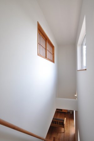 階段横に付けた明り取りの造作障子