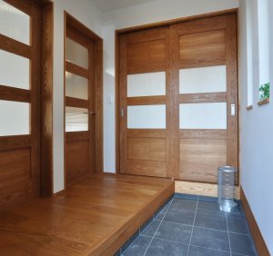 無垢材建具を使用した玄関